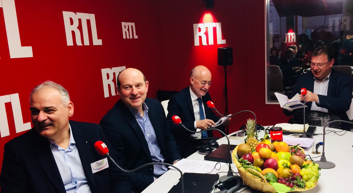 CSIFimport's tweet photo. Expéditeurs, importateurs, grossistes: les métiers au ❤️de la filière #fruits #légumes ! 🍍🥑🍑🍏🥒Intervention des professionnels dans le studio @RTLFrance au #SIA20109 ! #GenerationFL @FruitsLegumesFR https://t.co/O6Izi5KEB8