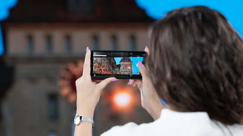 Horizont's tweet photo. #InfluencerMarketing scheint oft nicht viel mehr zu sein als ein Social-Web-Post, auf dem ein Digital-Promi mit dem jeweiligen Produkt zu sehen ist. #Influencer  #Testimonials  https://t.co/5qdzKEtVIy https://t.co/TwhLBE7iRq
