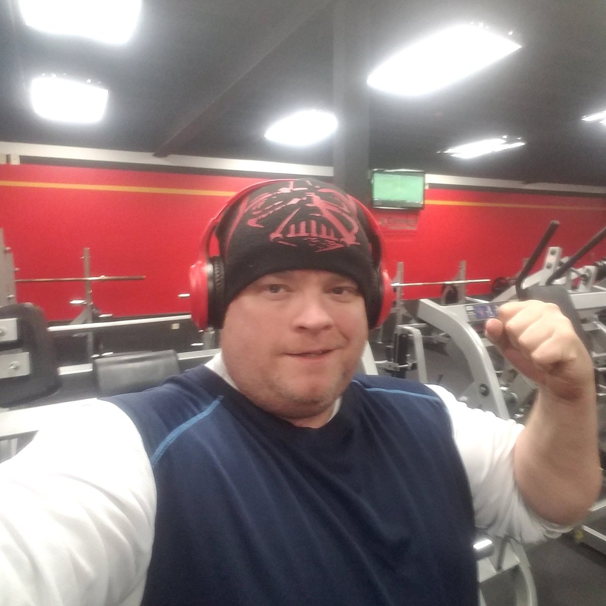 DustyFleischman's tweet photo. Starting my Monday off on the right foot! Hit the iron dungeon and sporting my new wireless Lifeguard headphones! 
#bodybuilderlife #fitnesslifestyle #fitforlife #beastmode #noquit #staystrong #bodybuilder #irondungeon https://t.co/fWHm6TpZc4