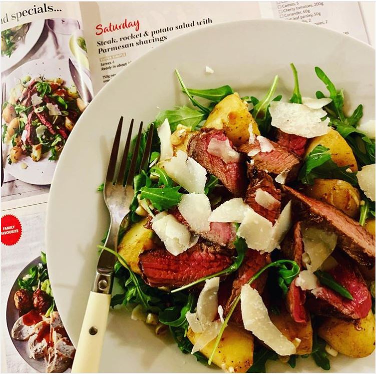 This steak, rocket and potato salad from #SWConsultant Claire (claire_of_thorpe_endis on Insta) is making our mouths water! You can find the recipe in the 'weekend specials' section of the latest #SlimmingWorldMag! #SWMagazineMakes