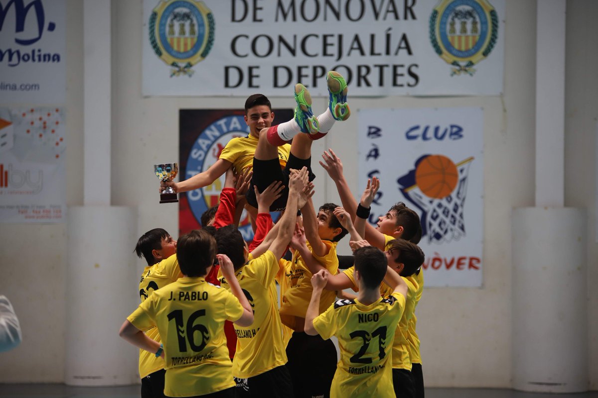 TorrellanoHC's tweet photo. El #CMB se proclama subcampeón en una gran final en la que se ha luchado hasta el final, ¡buen trabajo chicos! 👏🏼👏🏼
📸https://t.co/die3GIGZZq
#ForçaTorrebanda #TorrellanoHC #MareaAmarilla #MiniTorrebanda #GuerrerasTorrebanderas #balonmano https://t.co/zhrNZBeynk