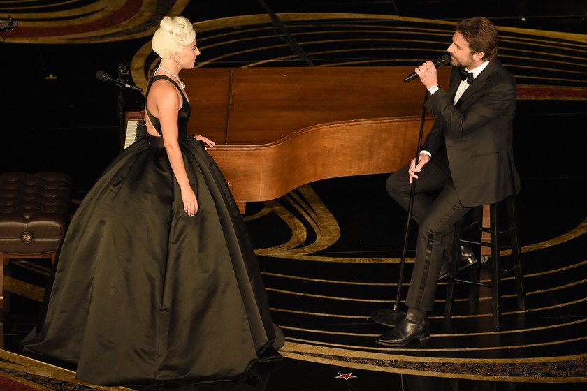 trendencias's tweet photo. Este es el vídeo de la actuación de Lady Gaga y Bradley Cooper en los Oscar 2019 que puso la piel de gallina a medio mundo #Oscar2019 https://t.co/dPOSZw1AaH https://t.co/KMwCnY1rKx