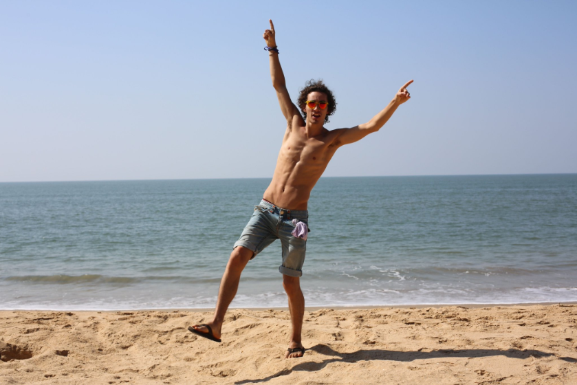 JetTrashMovie's tweet photo. Who else is currently loving #UmbrellaAcademy as much as star @RobMSheehan clearly loved filming in Goa for #JetTrash?! Why not break up your Umbrella Academy binge by watching Rob in @JetTrashMovie, available on DVD/Digital, including Amazon Prime! #throwback https://t.co/47vXdxuUb5