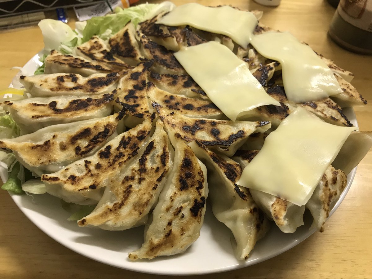 nekkayushakaen's tweet photo. いただきもんの餃子!
2回に分けりゃよかったと後悔の30個!
魔が差してチーズ乗っけた!
とくと見よw
#AVMT https://t.co/ObT6nQ1l5Q