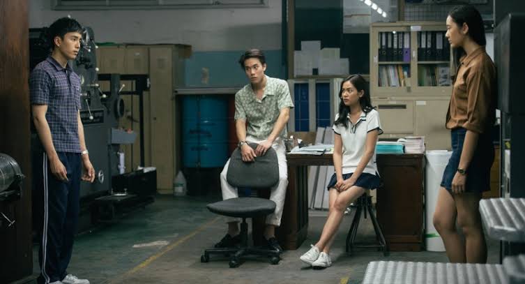 5. Bad Genius (2017 - Film) imdb: 7.7/10Satu kata buat film ini. GILAAA!! Iya ga selamanya yg pinter itu baik2. Paling kalau jahat juga gaakan kasih contekan kan ya. Suka bgt sama story-nya. Suka sama genre-nya. Jadi gaselamanya, thai produksi film romcom atau horor.