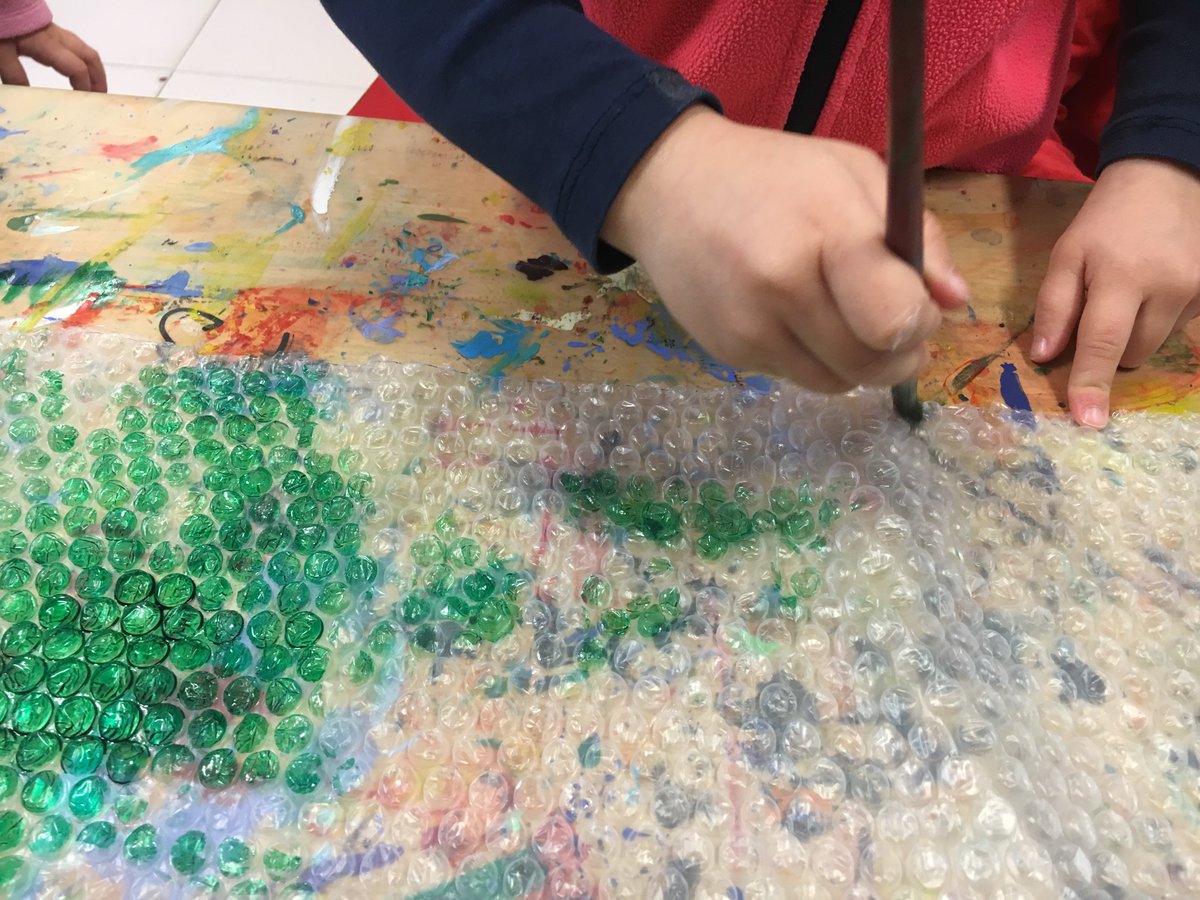 EscolaAteneuIG's tweet photo. 🐝Tres mestres de l@EscolaAteneuIGl han viatjat a Brusel-les✈ per trobar-se amb altres escoles que formen part del #ProjecteErasmus.
Presentaran un #treball de textures realitzat pels infants d'educació infantil👏#lemociódaprendre #escolesambvida #educacioSTEAM #artiescola🐝 https://t.co/K04wRagz3u