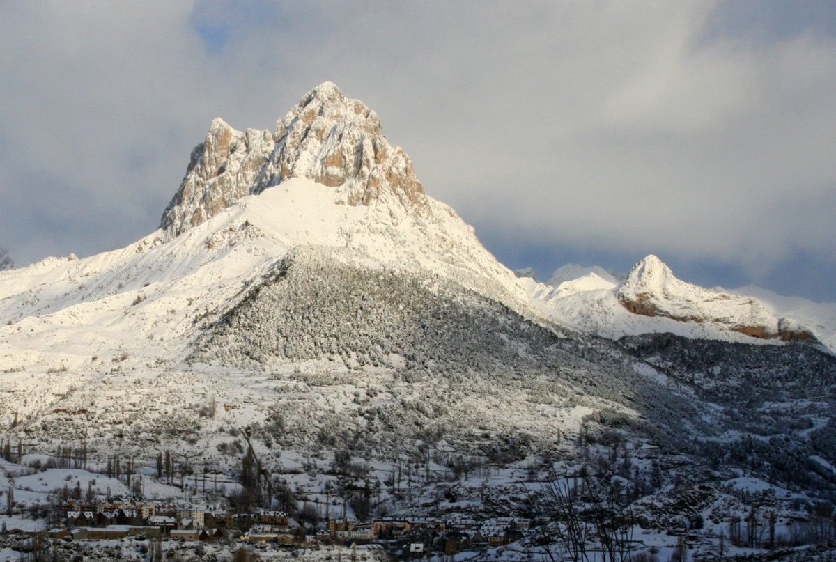 Eres amante del trekking?¿Buscas un plan diferente?🤔 Te proponemos una escapada en AC o camper para realizar 3 rutas con raquetas de nieve en el #Pirineo aragonés! #viajar #Viajes #outdoors goo.gl/cd77c4