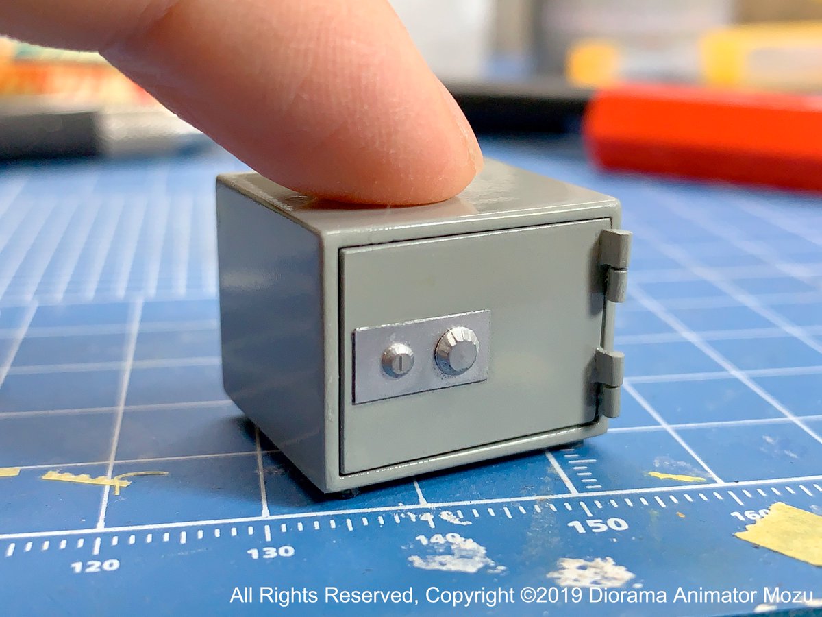 Mozu コマ撮りアニメ制作中 直径1mmの蝶番を作って開け閉めできるようにするのは本当に大変だったけど 自分の成長を感じることができて嬉しかった シリーズ第三弾 こびとの まだまだ先は長いですが 気長に応援よろしくお願い致します