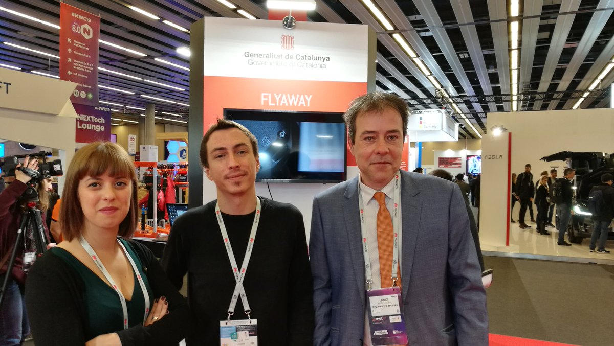 CataloniaDrones's tweet photo. .@FlyAwayServices ens presenten una branca del projecte educatiu @FlyawayStem. Es tracta de la dronótica #educativa per a treballar les competències bàsiques mitjançant la tecnologia que ofereixen els #UAV, especialment la #IA. En voleu saber més? Passeu per l'estand! https://t.co/1glv9ZyGG0