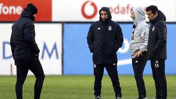 RenklerinYeter's tweet photo. Şenol Güneş’ten derbi öncesi Beşiktaşlı futbolculara 5 kritik uyarı

https://t.co/YSFEskK6sA https://t.co/R8jUQvH5IH