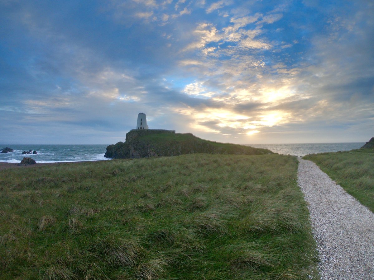 BigBlueEurope's tweet photo. Looking to adventure in #Snowodnia or #Anglesey this #spring? Check out our Snowdonia &amp; Anglesey #AdventureHoliday page for a range of outdoor activities and accommodation 👉 https://t.co/vOS8p5lsz6 🏴󠁧󠁢󠁷󠁬󠁳󠁿

 #stagdoUK #hendoUK #adventureweekendUK #corporategetaways #teambuilding https://t.co/PxcfvdpEAX