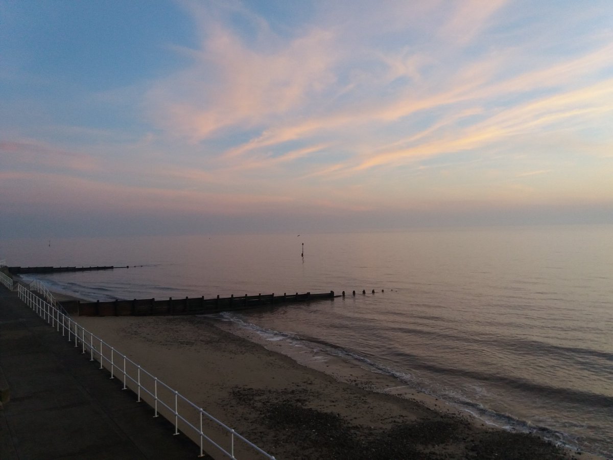ENGLISHFUTURES's tweet photo. Cold but bright sunny #MondayMorning for #Hornsea. A touch of frost on parts of the beach. #ViewYorkshire #BBCWthrWatchers #BBCEngland #MyPlasticPledge #PlasticFreeHornsea https://t.co/1XPkcaOIIF