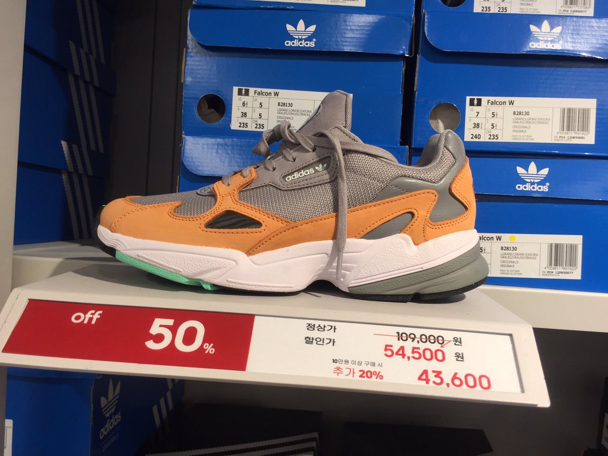 Myhouseseoul's tweet photo. #Adidas #Falcon สีนี้ใครชอบมั้ย ><
ลดหนักมากที่ #Wmall เหลือ 43,600w 

สถานี Gasan Digital Complex 😊 https://t.co/wqYxgw1ZoE