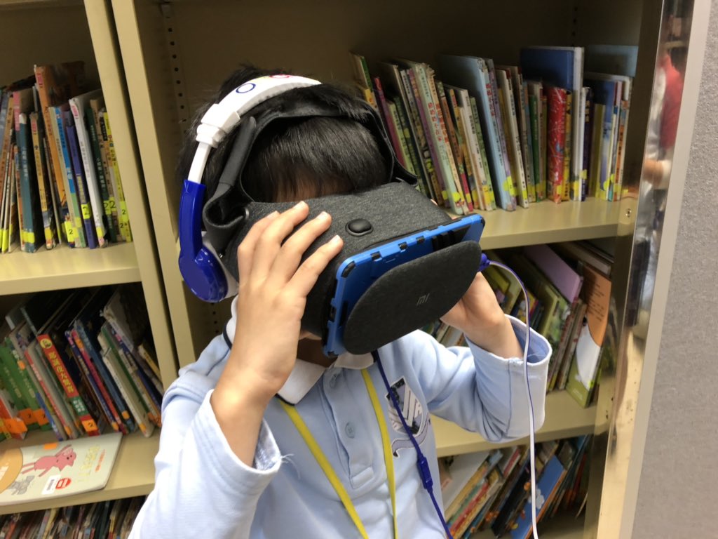 FredericYUE's tweet image. How do you learn something that physically beyond classroom? Go VR. Working with @kmclass to let students explore Daadab Refugee Camp in 360 video and reflect on @Seesaw afterwards. #vr #vsahkg #migrationunit