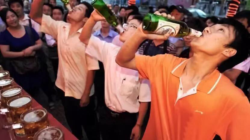 loganspunch's tweet photo. Chinese Drinking Etiquette
1."Give face" 
2. The most senior host will offer the first toast
3.Refilling other' glass 
4 Guests and hosts will be sat according to status and seniority
5.When you clink glasses, a bit lower than others
6.Use your right hand to hold your glass https://t.co/ZTpRF59Gac