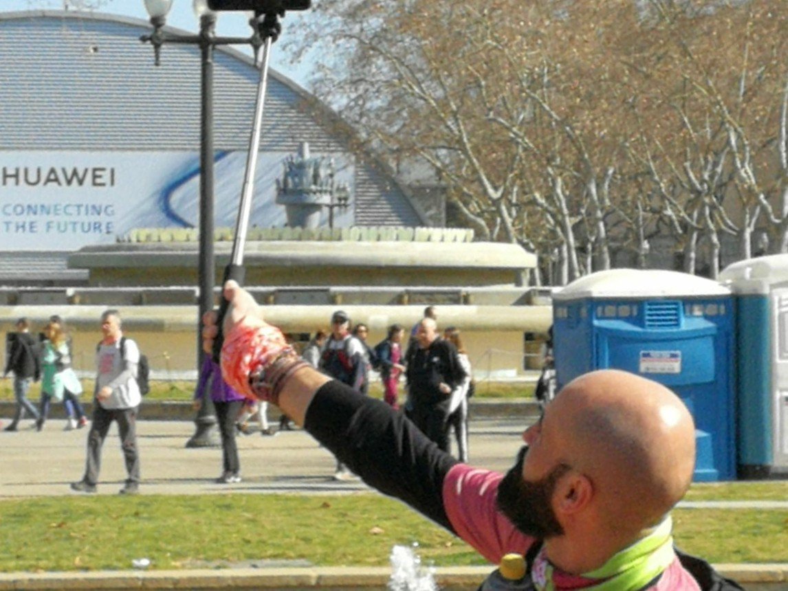 ImmaVedruna's tweet photo. A punt de sortir! Destacada visibilitat del grup #VedRunner identificat per la samarreta estrenada amb motiu de la @magiclineSJD Som #magicline2019 https://t.co/vybquKrSnX