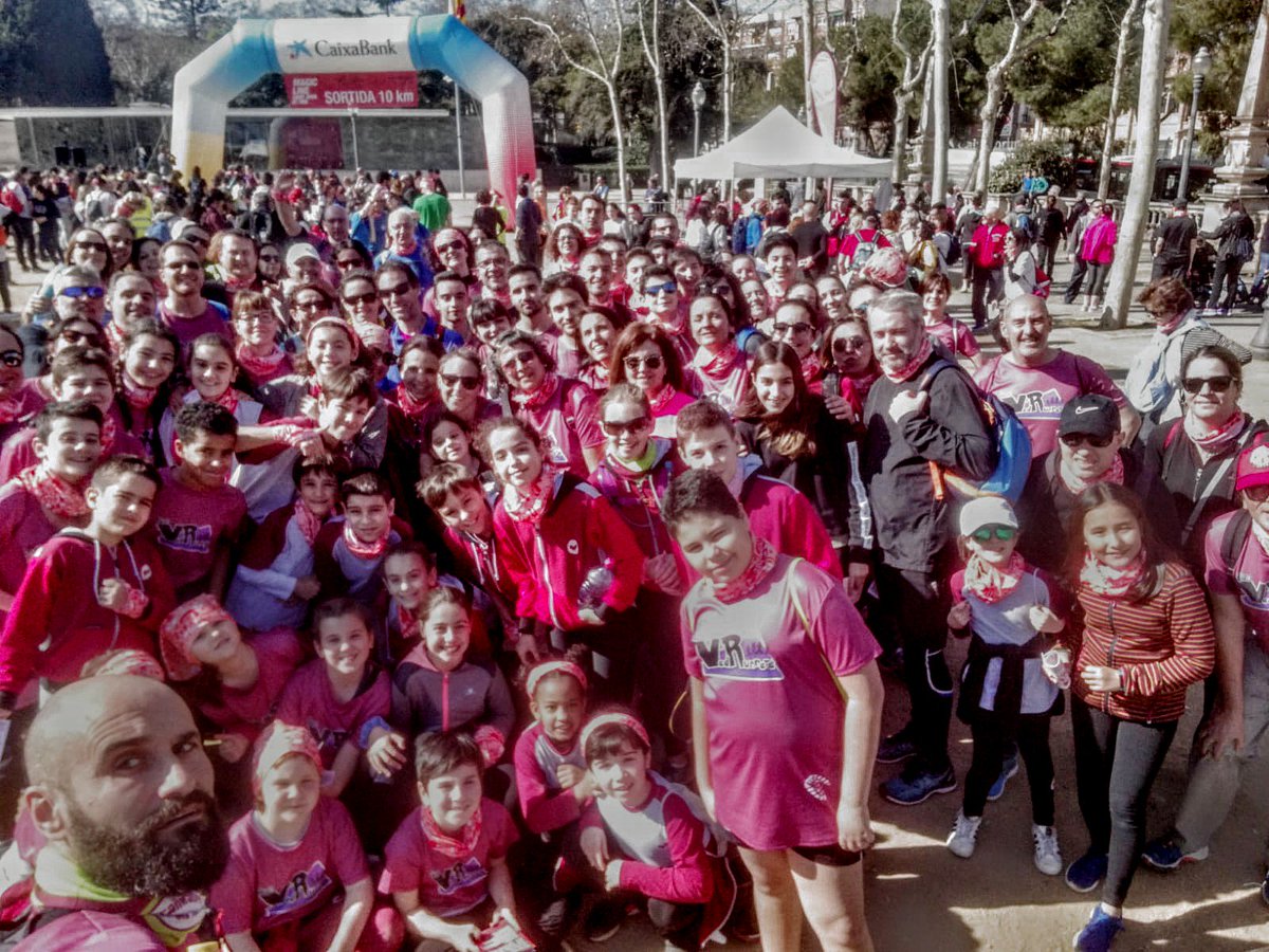 ImmaVedruna's tweet photo. A punt de sortir! Destacada visibilitat del grup #VedRunner identificat per la samarreta estrenada amb motiu de la @magiclineSJD Som #magicline2019 https://t.co/vybquKrSnX