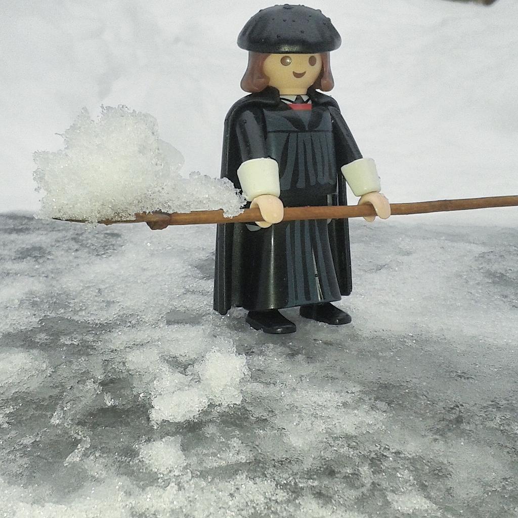 Muksunen's tweet photo. @mlahteenm Kun luterilaiset kirkot viettivät reformaation merkkivuotta 2017, @playmobil lanseerasi pienen #MarttiLuther -lelun. Ostin sen tietysti ja annoin sille somenimen #Taskumartti. Oheisessa kuvassa hän huhkii #lumitöissä.
Playmobil-Luther on ollut todella suosittu myyntiartikkeli. https://t.co/k5ypyAmqhB