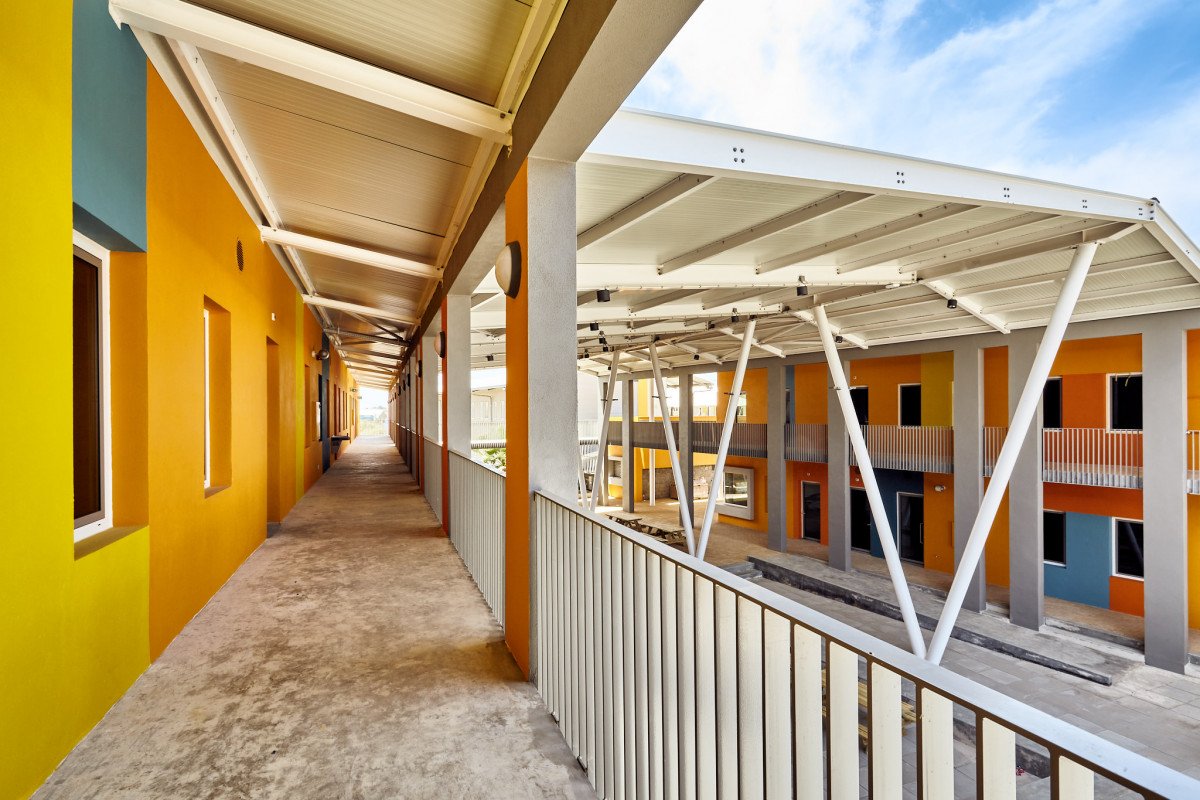 #kindcentrum #gebouwvoorkinderen #referentie #inspiratie: op Bonaire kreeg een uitbreiding een overdekte #gedeelde #multifunctionele #buitenruimte. Met warme #kleuren en #hoogteverschillen wordt deze ruimte prettig en aantrekkelijk.

atelierpro.nl/nl/projects/24…