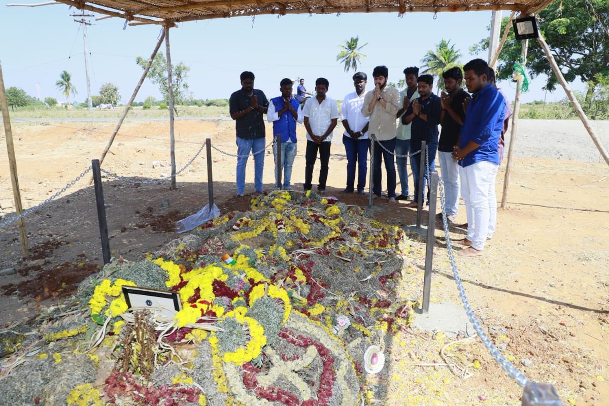 Our @iamharishkalyan paid his last respects to the martyrs of Pulwama Attack. He personally met the families of martyrs and condoled them for their huge loss. 

We stand by the brave martyrs. Jai Hind 🇮🇳 
#pulwamaattack #prakashrajforbangalorecentral #mandya #crpfmartyrs