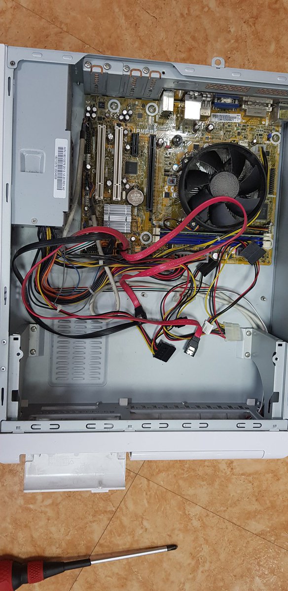 오늘 컴퓨터가 너무 오래돼서 업무보기가 힘든 우리 #수내2동 직원분들의 낡은 컴퓨터를 교체하였네요^^

오랜 시간동안 너덜너덜하도록 몸 바쳐(?) 일한 옛 컴퓨터의 흔적을 보니 왜인지 숙연한 느낌이 듭니다😥

앞으로 신속한 업무처리를 통한 민원만족도 향상이 기대됩니다~

#성남시