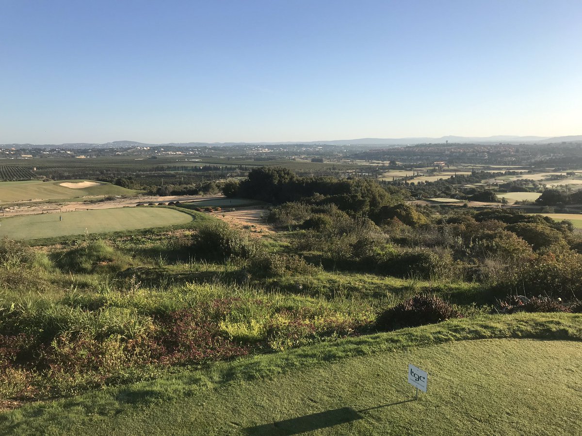 The scene from the 15th tee of the awesome @AmendoeiraGolf @NickFaldo006 course this morning, all set for day 1 of the TGC Championships 2019!! 4 rounds of strokeplay golf, best of luck to all the players 🏌🏼‍♂️🏌🏼‍♀️🇵🇹🏆☀️