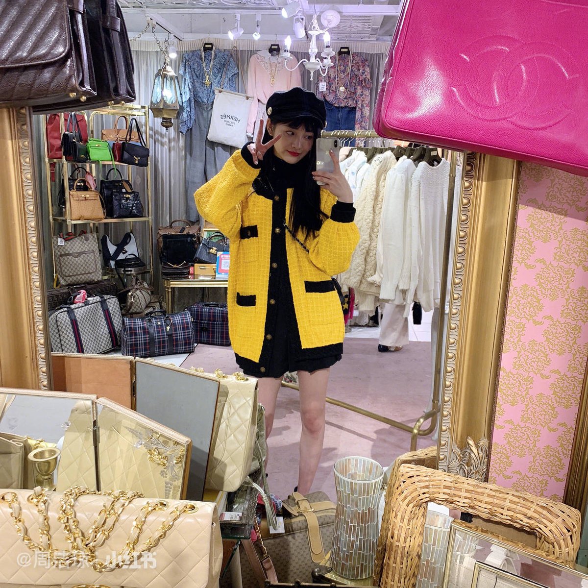 jieqiongallery's tweet photo. [LITTLE RED BOOK] 190225 Jieqiong Update

Checking in to a thrift store ✔️
Behind every bag is the style and attitude of the time
Classic and forever 💫

#주결경 #周洁琼 #결경 https://t.co/Mzukgbmeo8