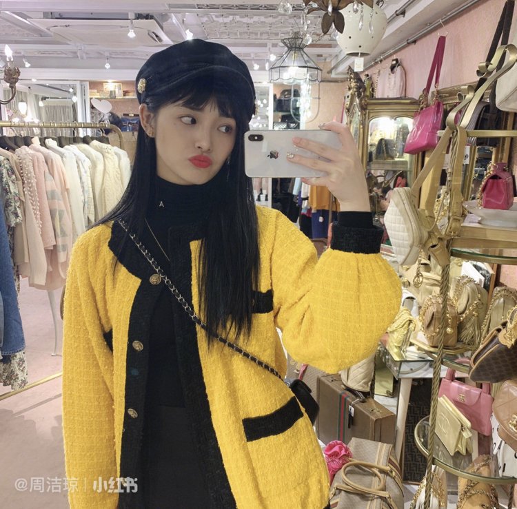 jieqiongallery's tweet photo. [LITTLE RED BOOK] 190225 Jieqiong Update

Checking in to a thrift store ✔️
Behind every bag is the style and attitude of the time
Classic and forever 💫

#주결경 #周洁琼 #결경 https://t.co/Mzukgbmeo8