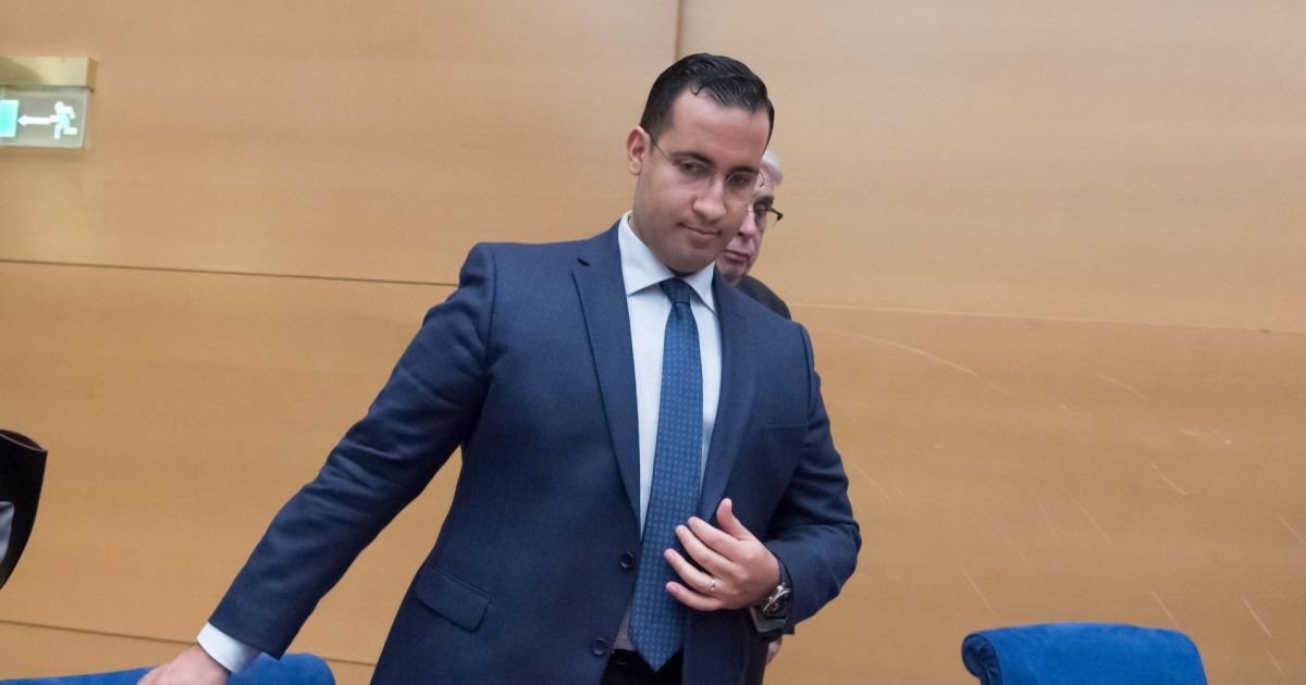 Le_NouvelObs's tweet photo. Gros loupé au palais de justice de Paris : Benalla et Crase ont pu se parler une heure https://t.co/ESGMJ9U4tY https://t.co/usD8gu7kpq