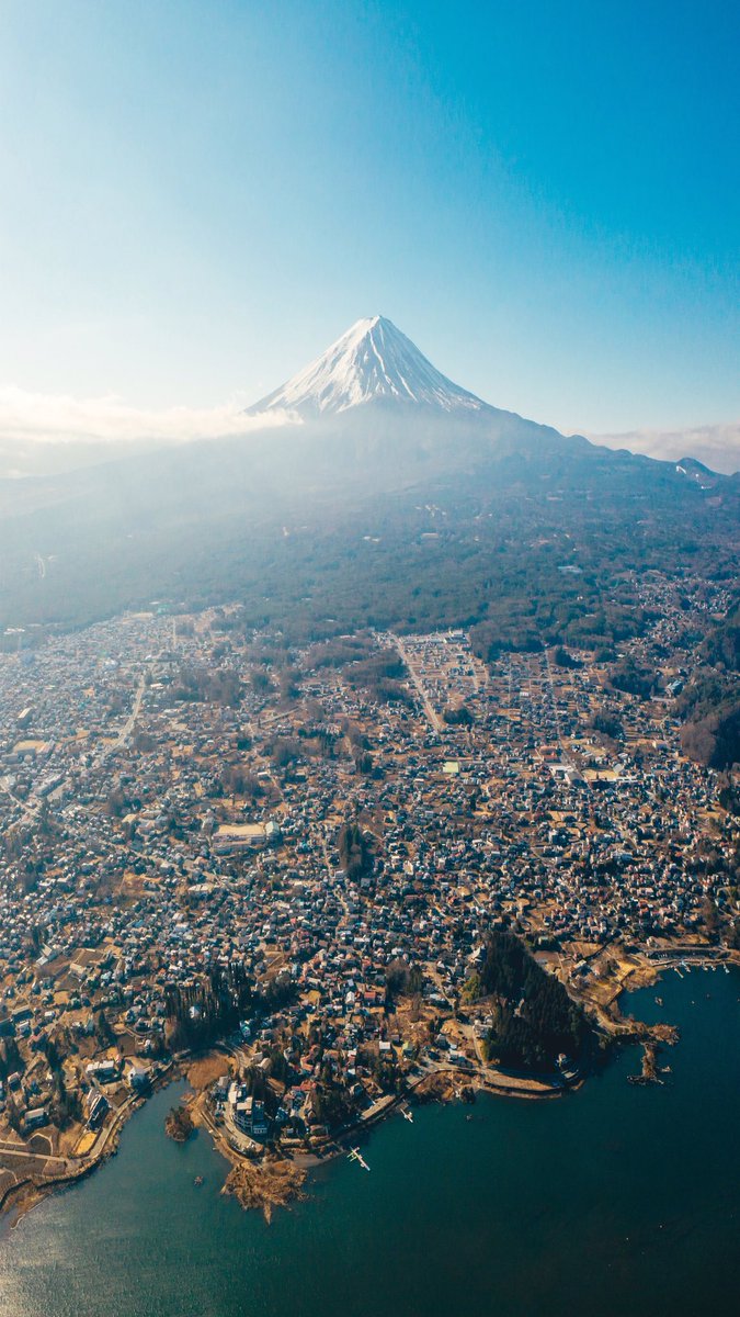 Yulily_K's tweet photo. 河口湖上空から眺めた富士山が
RPGのマップっぽかった。 https://t.co/QO9a4ohErq
