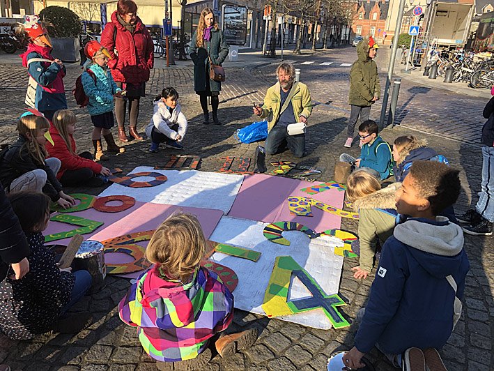 Lierinbeeld's tweet photo. Op 23 februari 2019 vierden 170 Vlaamse academies de #DagvandeAcademies. Dit jaar is het centrale thema "Tijd voor Kunst".
In #Lier is uurwerkmaker #LouisZimmer logischerwijze een inspiratiebron voor “Tijd voor Kunst”.  @SAMWDLier https://t.co/hDctuoSLD2