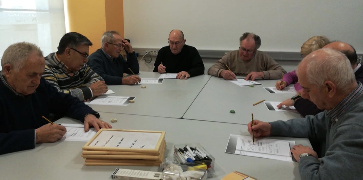 assocajudam's tweet photo. #BonDilluns Afilem el llapis que avui toca recordar i escriure algunes de les nostres coses quotidianes.
Quin dia és avui? Repassem els números? Practiquem el nostre nom amb bona lletra?  Som-hi! 😊#entrenamentcognitiu #gentgran #psicoment #programapredegent https://t.co/EfOp7pRCpE