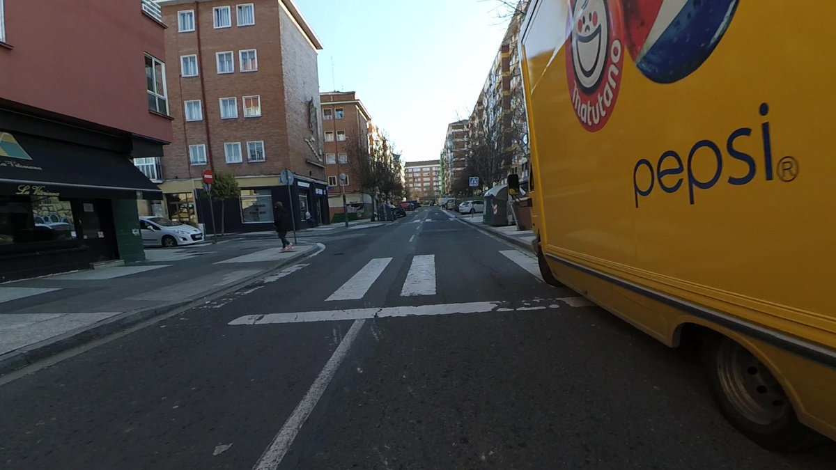 igorae's tweet photo. A parte de ilegal e incívico, esto es peligroso @LaysESP @PepsiMAX_Es. Los peatones pierden visibilidad al cruzar y el riesgo de atropello aumenta considerablemente. https://t.co/p2YFUYELWT