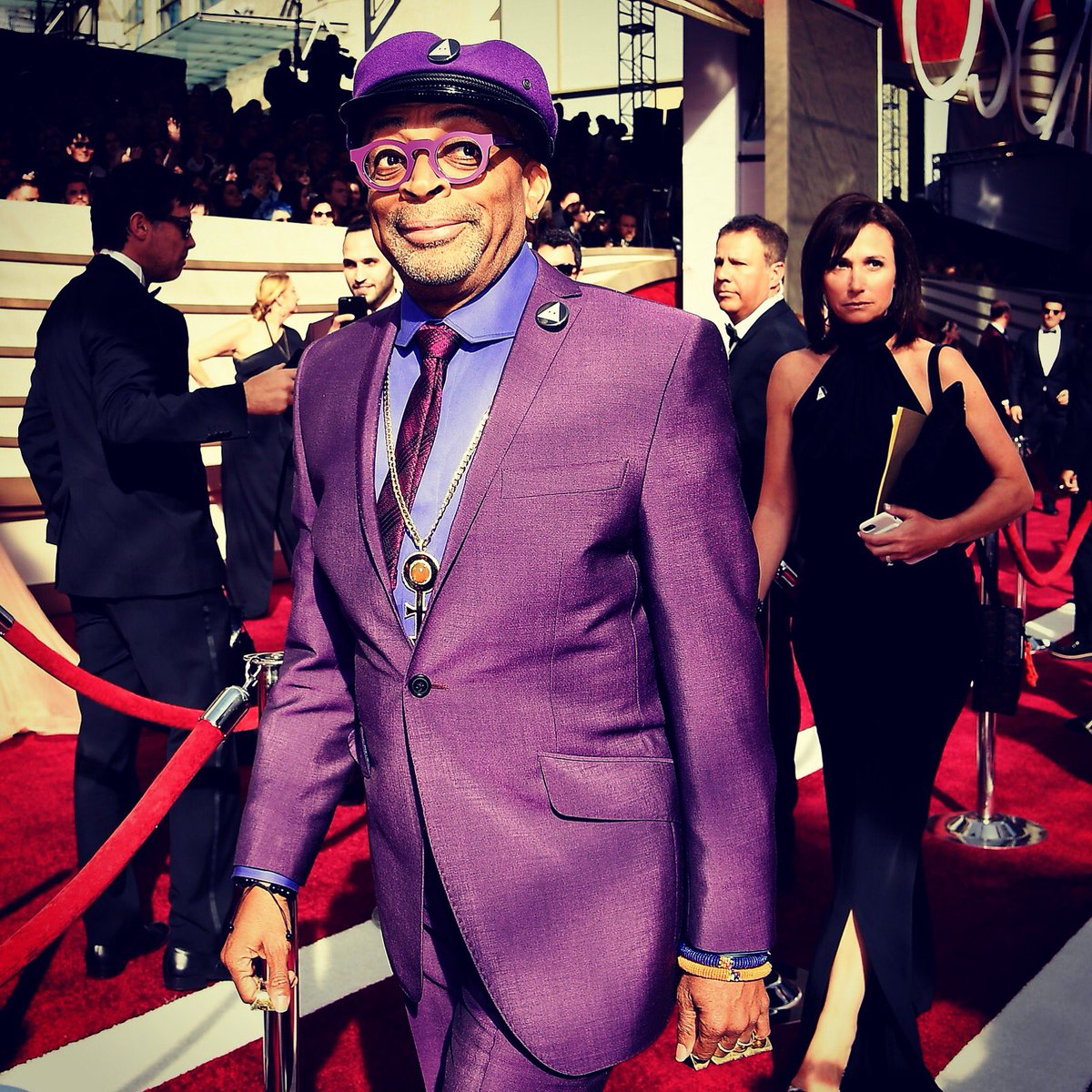 #SpikeLee at the #Oscars2019 in #OzwaldBoateng Good to see Savile Row suit there; but what’s with the shirt collar?