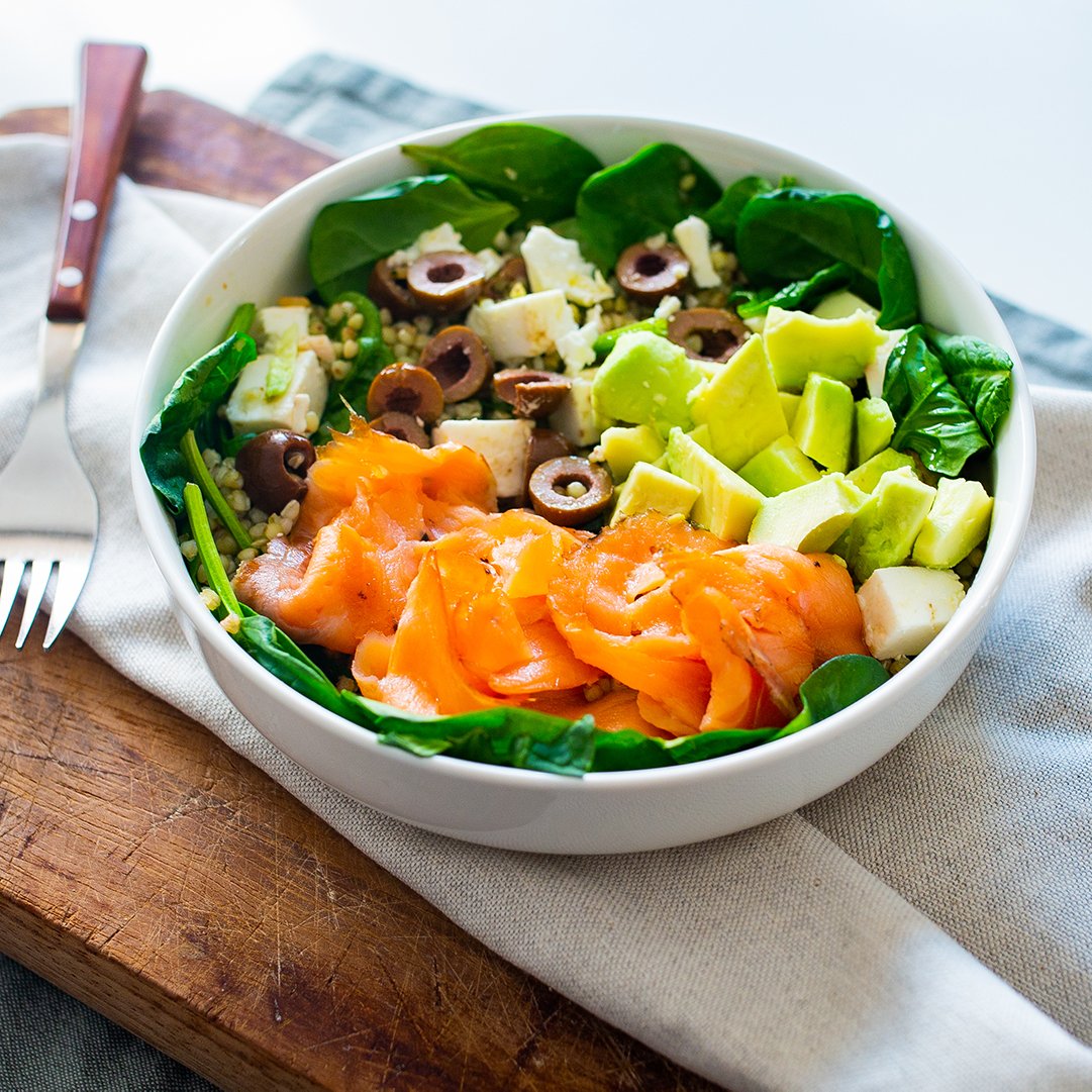 Salmone affumicato, sfizioso grano saraceno, morbido avocado e delicata feta: buon pranzo!