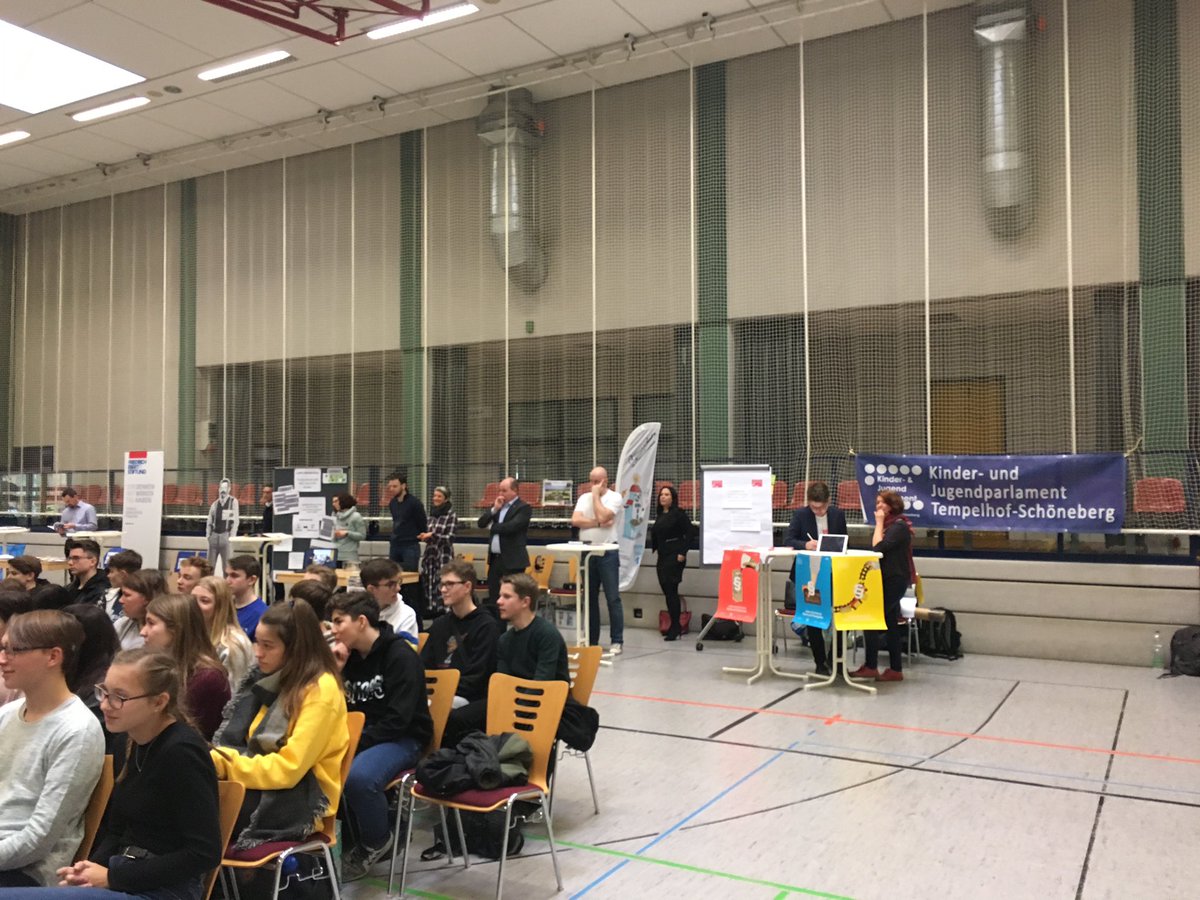 KjpTSBerlin's tweet photo. Eine volle Stadthalle fanden wir am Do. in Treuenbrietzen vor: die Schüler*innen hatten zu Demokratiekonferenz geladen.

Und das beste: Treuenbrietzen soll nun auch ein KJP bekommen und wir waren vor Ort um Erfahrungen weiterzugeben und voneinander zu Profitieren. https://t.co/jUqf5OwGGc