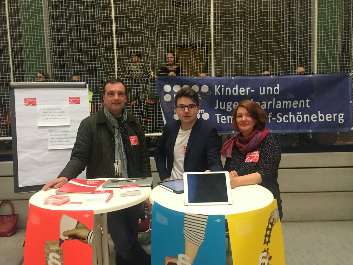 KjpTSBerlin's tweet photo. Eine volle Stadthalle fanden wir am Do. in Treuenbrietzen vor: die Schüler*innen hatten zu Demokratiekonferenz geladen.

Und das beste: Treuenbrietzen soll nun auch ein KJP bekommen und wir waren vor Ort um Erfahrungen weiterzugeben und voneinander zu Profitieren. https://t.co/jUqf5OwGGc