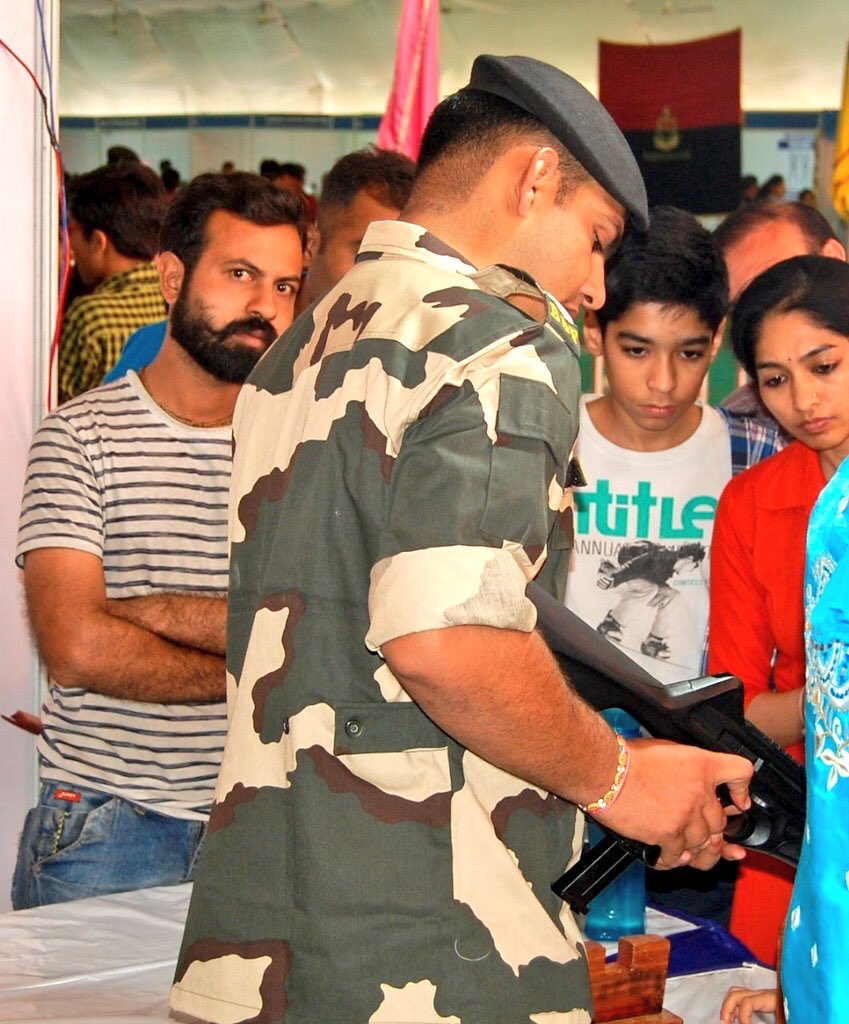InfoGujarat's tweet photo. #KnowYourForce
#BSF #рдЬреАрд╡рдирдкрд░реНрдпрдВрддрдХрд░реНрддреНрддрд╡реНрдп
People interacting with #Bordermen and their guns... in the Youth Awareness Programme at #Rajkot #Gujarat https://t.co/hH2YNEWQqt