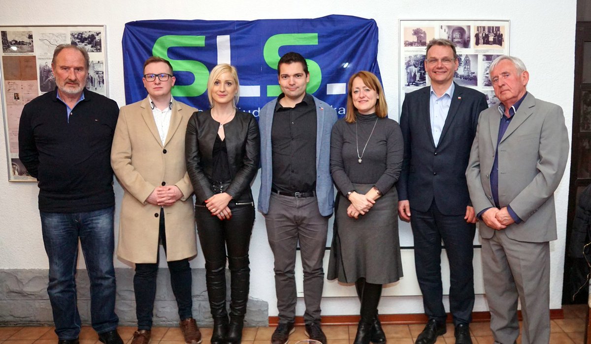SLSKoper's tweet photo. MO @SLSKoper končno z novim vodstvom. Predsednik je Branko Čehovin, podpredsedniki so Danjela Lazar, @VesnaStarman in Ivan Dekleva. Častni gostje so bili @Marjan_Podobnik @DanielV987 in @AlexanderCrowt2 #elan @strankaSLS https://t.co/Ns4QgNoG0b