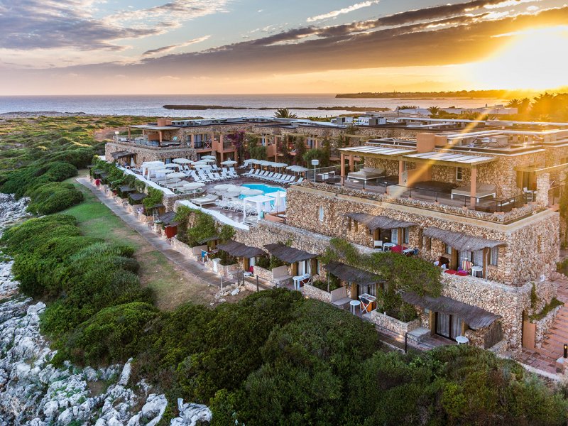 GroupePVCP's tweet photo. .@Pierre_Vacances ouvre une nouvelle résidence premium de 149 hébergements à #Minorque ! Dotée de 3 pisines extérieures, d'un spa et d'une vue imprenable sur la mer, elle se situe dans la charmante crique de #Binibeca https://t.co/FnrHpNRRTJ https://t.co/i29Ec2STD8