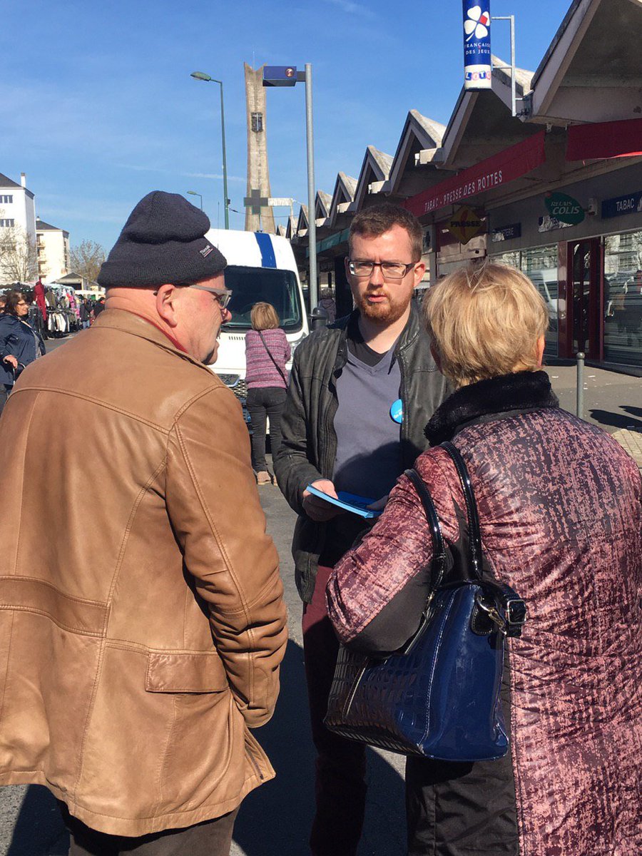 Lesjem41's tweet photo. Tractage sous le soleil du marché des Rottes à #Vendôme hier matin ☀️☘
#CeQuiChangeEn2019 https://t.co/wYFW63bQgS