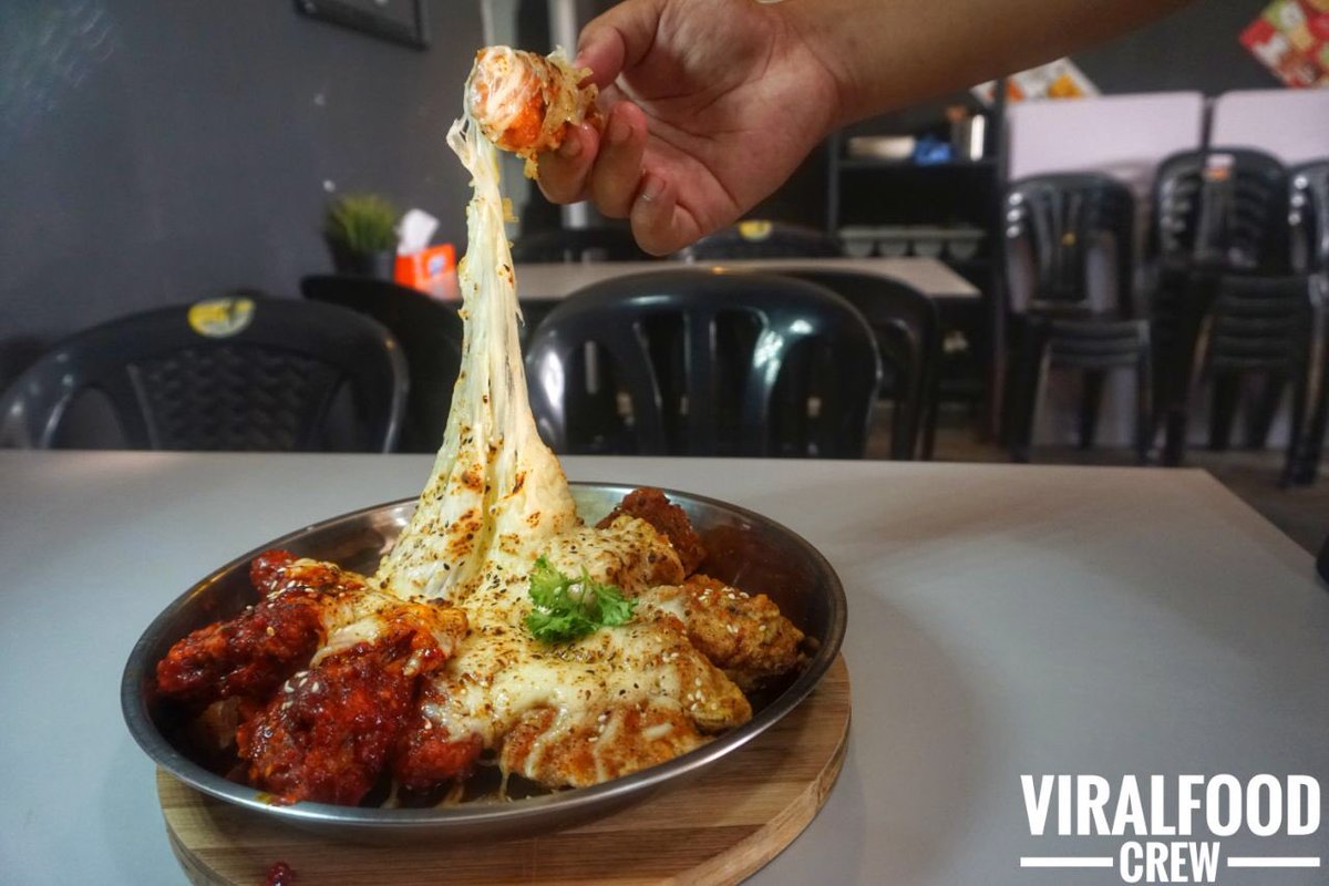 MalayFoodHunter's tweet photo. Subang bestari sememangnya Syurga Makanan!Kalau sesiapa yg teringin nak mkn Ayam korea,Ayam ala ala KFRY,atau Kyochon,boleh cuba makan dkt Laura medina cafe.Ayam korea spicy dibaluti dgn cheese bersama kentang cheesy!🧀🍗🔥

📌 34,Jalan Nova K U5/K,Subang Bestari,40150 Shah Alam https://t.co/rBuQfbRH3O