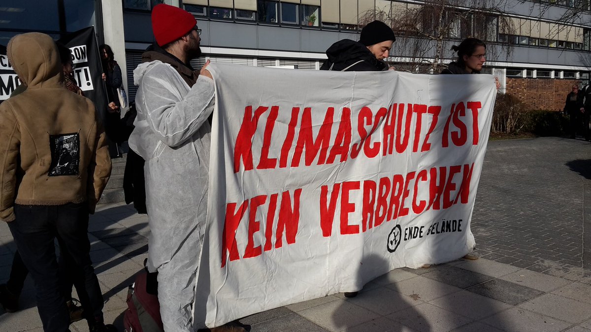 lr_cottbus's tweet photo. Prozess vor dem Amtsgericht #Cottbus gegen drei namenlose Kohleaktivisten. Der Vorwurf: Hausfriedensbruch. https://t.co/Owqist9lvE
