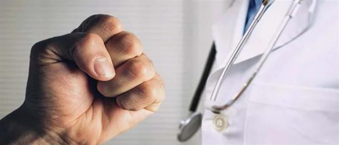 STATUSRADIO_942's tweet image. Συνοδός, έδειρε γιατρό γιατί απέτυχε να ανανήψει ασθενή! - statusradio.gr/2019/02/synodo… #ksylo #bia #kabala #giatros #thanatos #synodos #traumata #ksylodarmos