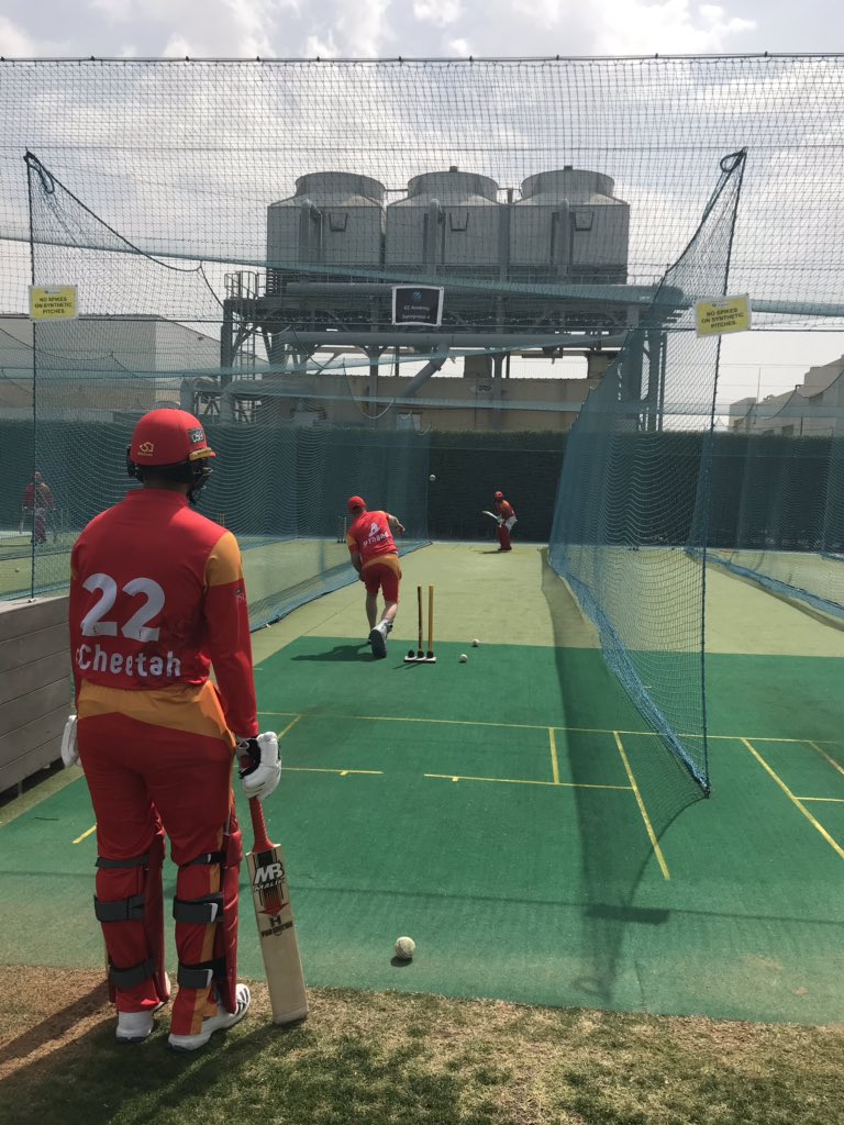 I love this!!! <a href="/Ian_Bell/">Ian Bell MBE</a> working with <a href="/RealSahibzada/">Sahibzada Farhan</a> and Rizwan.. 
Ian is still injured but prepared to work for his team mates! #Respect 
<a href="/IsbUnited/">Islamabad United</a>