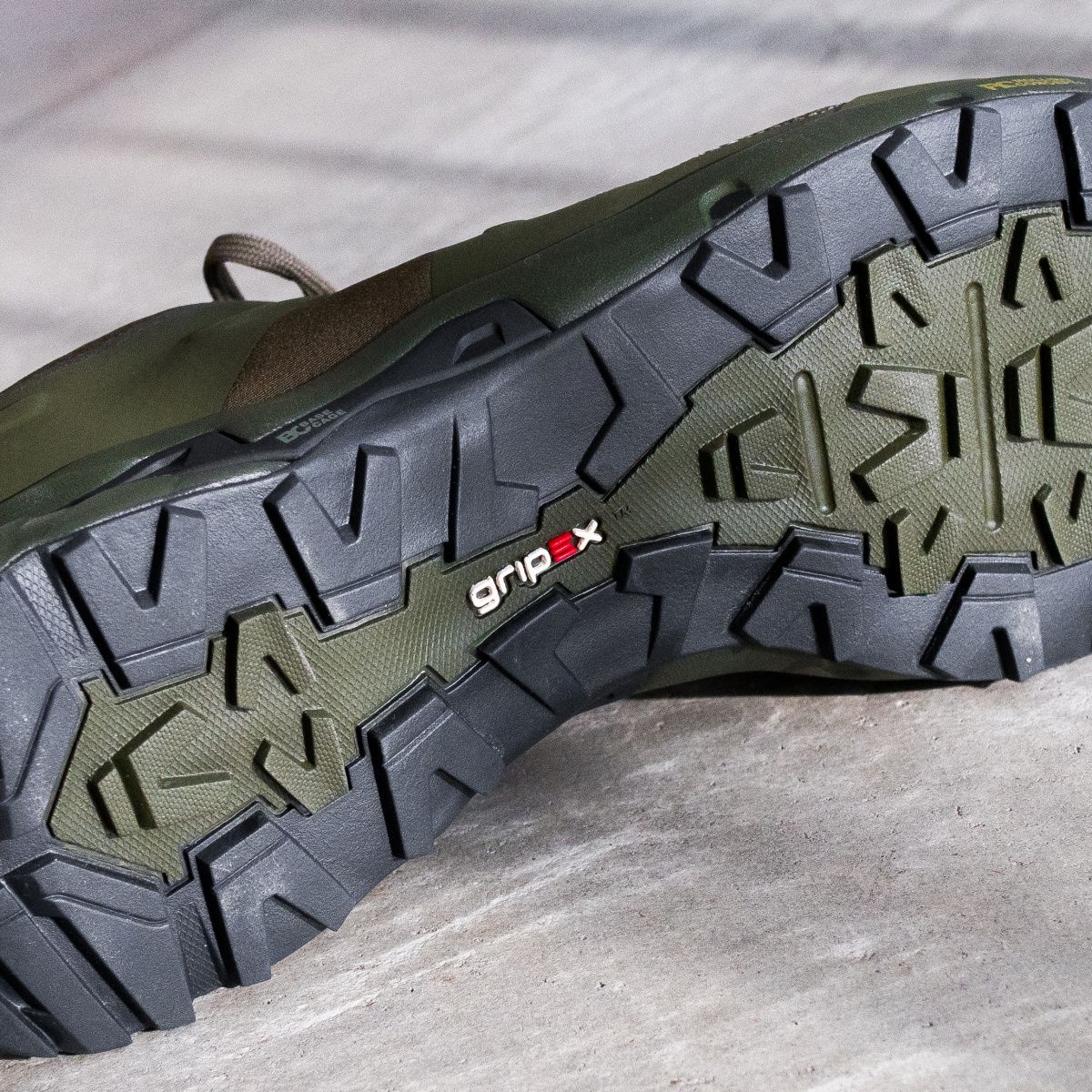 Pen_magazine's tweet photo. 「マムート」で防水スニーカーを発見！ 軍モノな配色だからこその、カッコよさです。https://t.co/vhHLRWUPln https://t.co/SfjfRSJUNH
