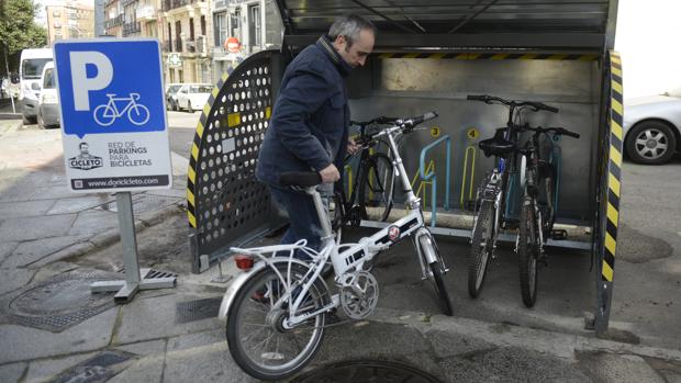 #Madrid ha estrenado su primer parking callejero de #bicis.
El #bicihangar es una especie de contenedor que seguro que anima a más personas a utilizar este medio de #transporte tan #sostenible: bit.ly/2twttqq