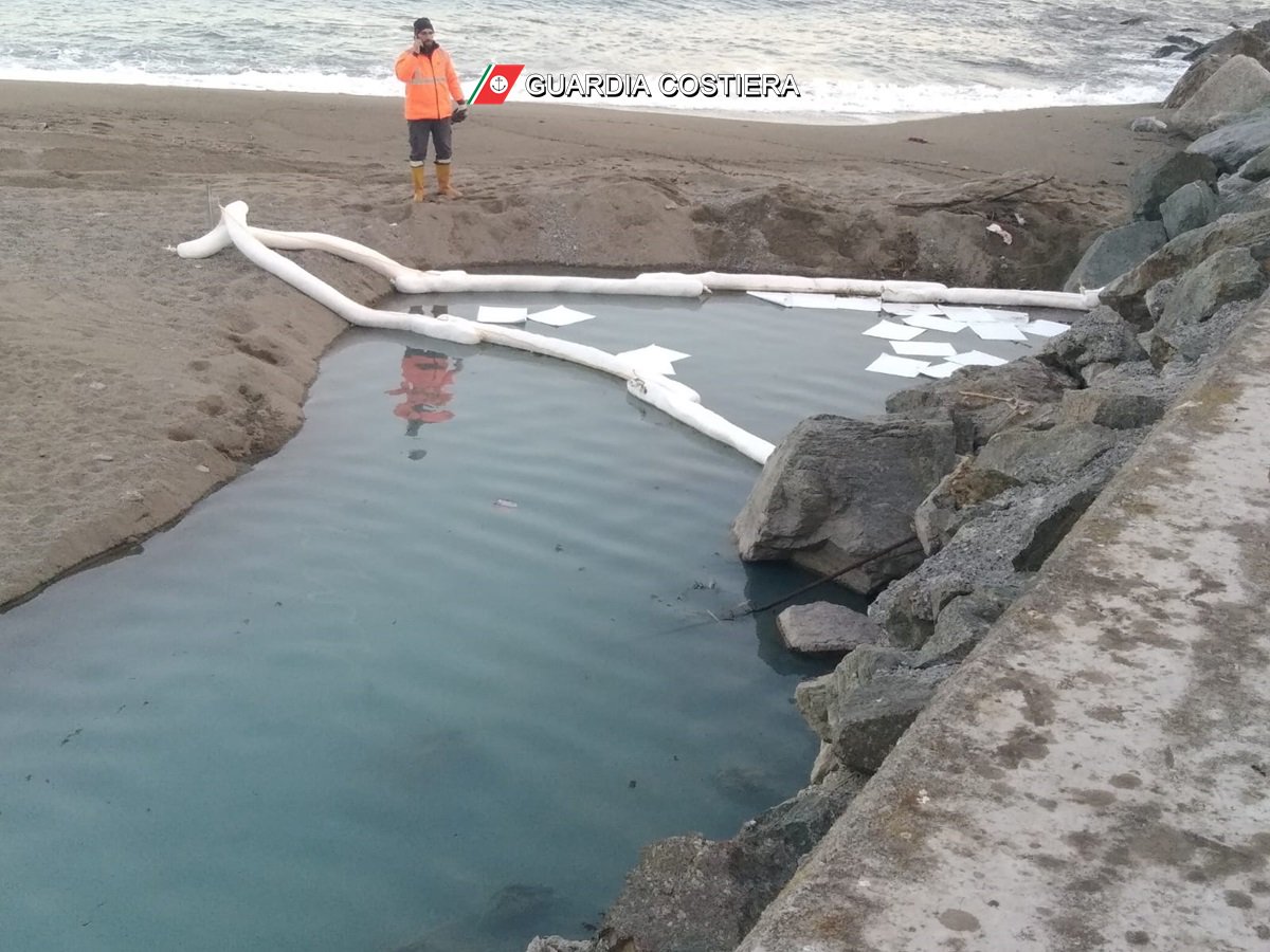 cpgenova's tweet photo. #Savona, individuata origine inquinamento foce torrente #Letimbro. #GuardiaCostiera in sinergia con #PoliziaMunicipale e @ArpaLiguria accertano responsabilità di cantiere edile che aveva sversato lavaggi di pittura in canale acque bianche. #TutelaAmbiente https://t.co/lYpNKcgm3C