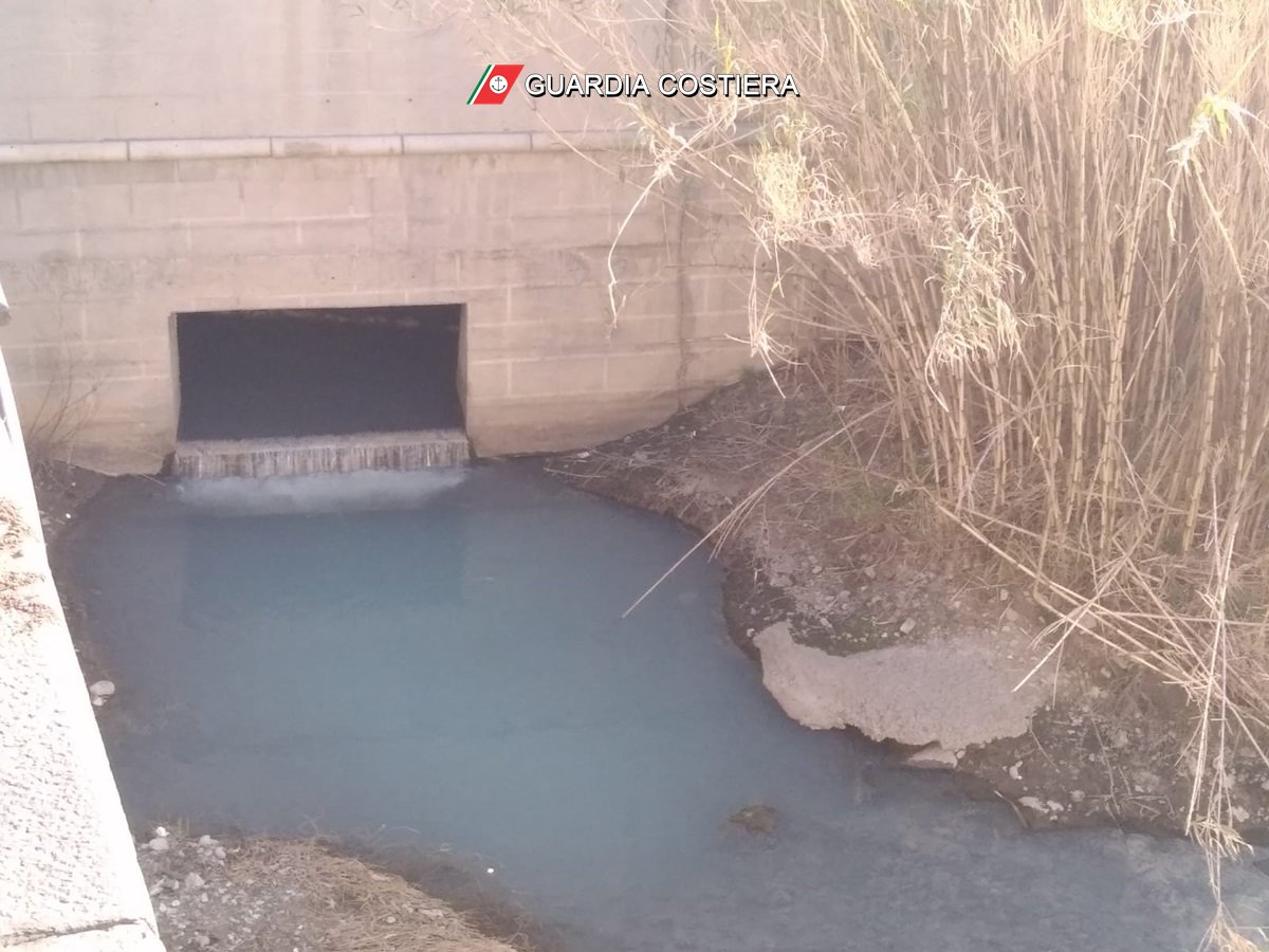 cpgenova's tweet photo. #Savona, individuata origine inquinamento foce torrente #Letimbro. #GuardiaCostiera in sinergia con #PoliziaMunicipale e @ArpaLiguria accertano responsabilità di cantiere edile che aveva sversato lavaggi di pittura in canale acque bianche. #TutelaAmbiente https://t.co/lYpNKcgm3C