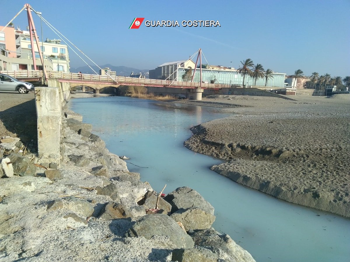 cpgenova's tweet photo. #Savona, individuata origine inquinamento foce torrente #Letimbro. #GuardiaCostiera in sinergia con #PoliziaMunicipale e @ArpaLiguria accertano responsabilità di cantiere edile che aveva sversato lavaggi di pittura in canale acque bianche. #TutelaAmbiente https://t.co/lYpNKcgm3C